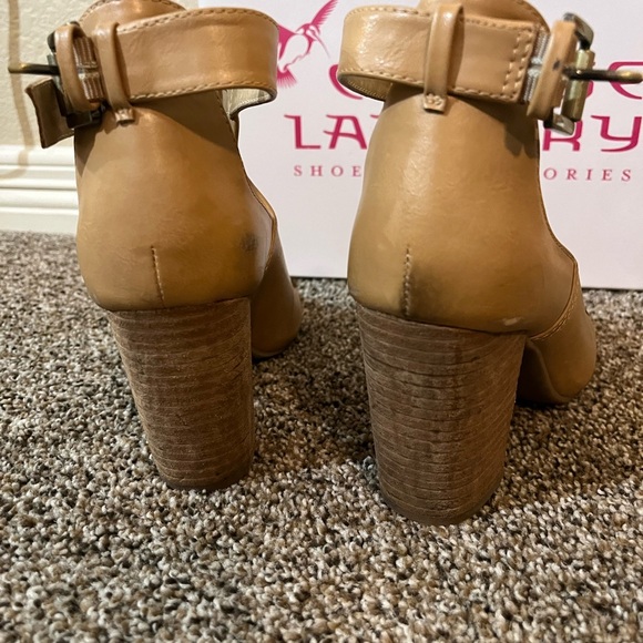 Chinese Laundry Women's Beige Heeled Sandals - Picture 3 of 3